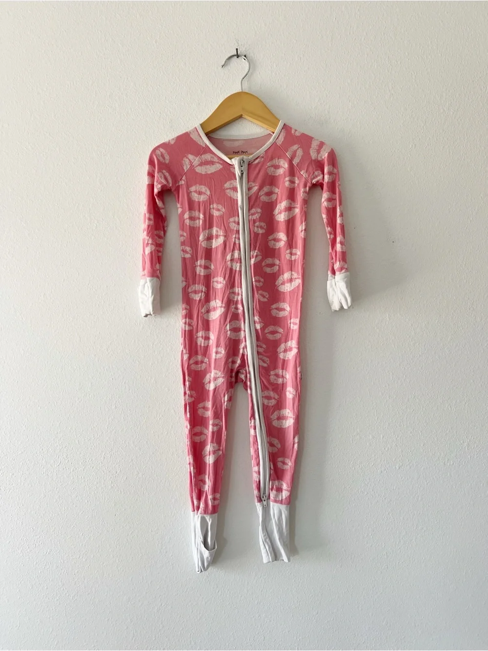 LITTLE SLEEPIES | Kiss Lips Jammies | 12-18 mos